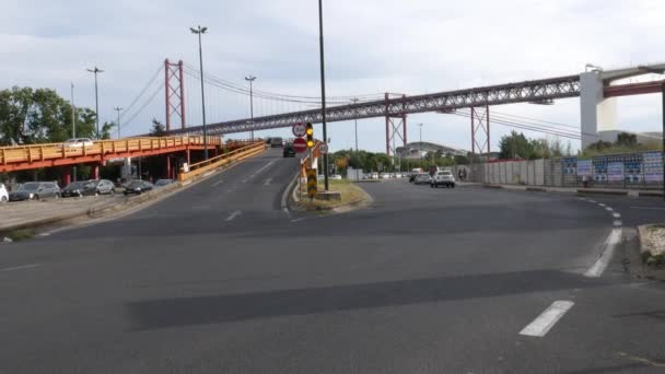 Autos fahren auf der Auffahrt in Richtung Brücke 25 de abril in Lissabon, Portugal — Stockvideo