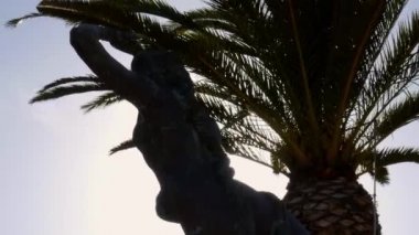 Cascais, Portekiz'deki denizkızı heykelinin arkasındaki güneş patlamalarını ortaya çıkarın