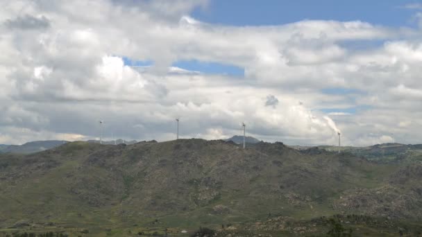Timelapse of Horizontal-Axis wind turbines on top of a mountain range in Northeastern Portugal. Concepto futurista de energía renovable con un paisaje nublado en rápido movimiento — Vídeos de Stock
