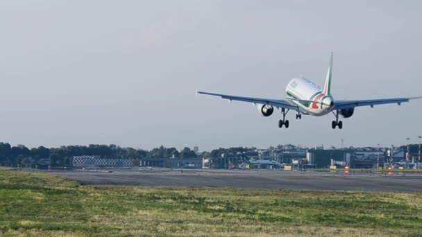 Το αεροπλάνο της Alitalia προσεγγίζει και προσγειώνεται στο αεροδρόμιο Milans Λινάτε, Ιταλία — Αρχείο Βίντεο