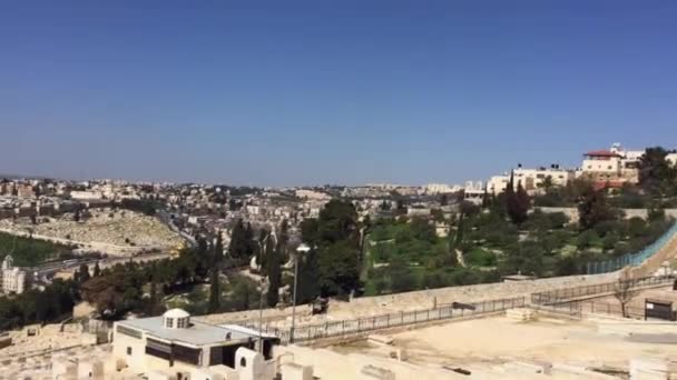 Panorera vänster bilder av Jerusalem, Israel sett från Mount of Olives — Stockvideo