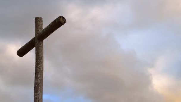 Timelapse van houten kruis op bewolkte hemel en kopieer ruimte. Christelijke achtergrond, spirituele scène, God, religie en geloof concepten — Stockvideo