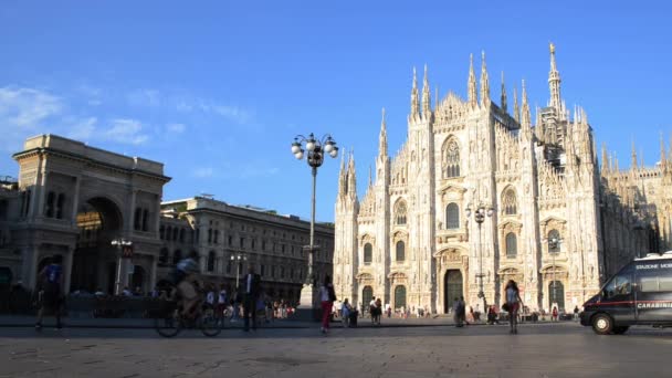 Fußgänger auf der Piazza del Duomo in Mailand, Italien — Stockvideo