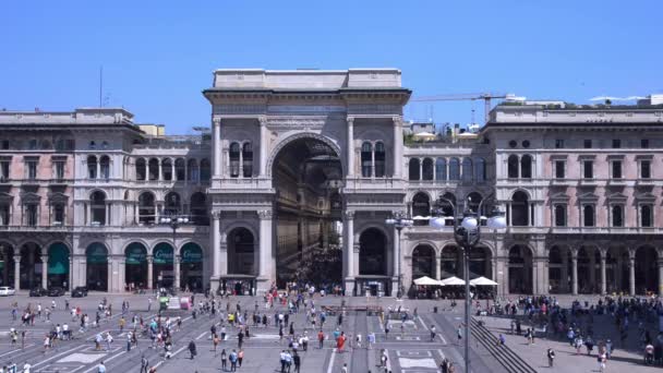 Alta vista perseptiva de la concurrida entrada a la Galería Vittorio Emanuele II en Piazza del Duomo, Milán, Lombardía, Italia — Vídeos de Stock