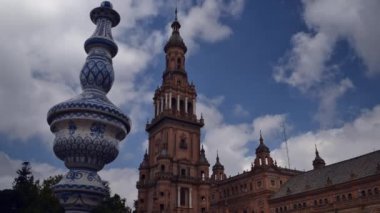 Mavi ve beyaz seramik azulejo fayans Barok kumtaşı tower Plaza de Espana Seville, İspanya adlı biriyle yan yana Timelapse