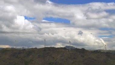 Kuzeydoğu Portekiz'de bir dağ sırasının tepesinde Yatay Eksenli rüzgar türbinlerinin timelapse. Hızlı hareket eden cloudscape ile yenilenebilir enerji fütüristik kavramı