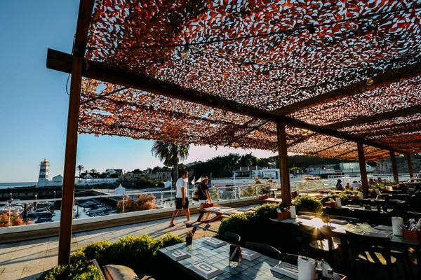 Vista angular ultra amplia de los peatones en la terraza con vistas al faro y museo de Santa Marta en Cascais, distrito de Lisboa, Portugal —  Fotos de Stock