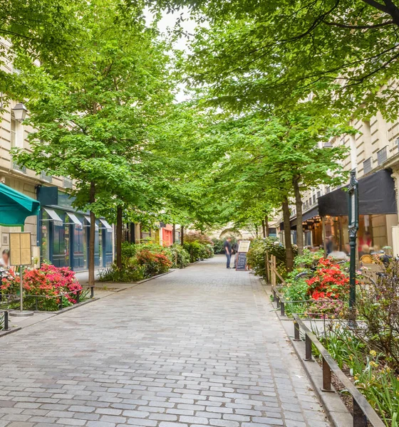 Een rustige straat met restaurants in de Boheemse wijk Marais in Parijs — Stockfoto