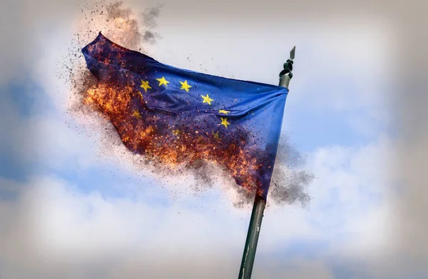 欧盟的旗帜燃烧与灰烬概念 - 数字操纵 — 图库照片