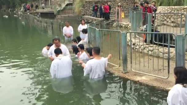 이스라엘 요단강에서 열린 대규모 침례식에서 동아시아 기독교 순례자들. 숭배자들은 혀로 말하고 있습니다 - 글로솔리아 — 비디오