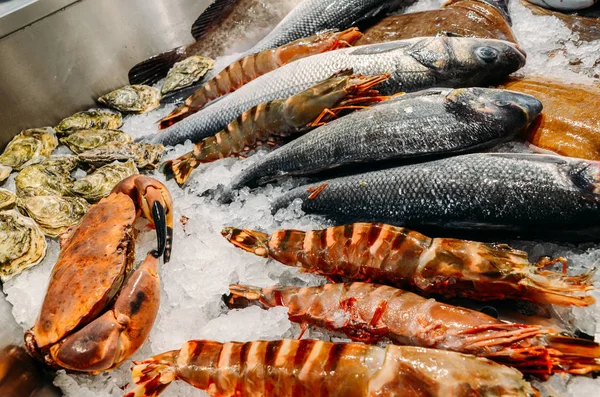 Bodegón de Alto Ángulo de Variedad de Cangrejo, Ostras y Langosta Escalofriante en Cama de Hielo Frío en Puesto de Mercado de Mariscos —  Fotos de Stock