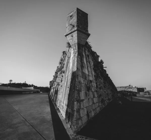 在卡斯卡伊斯城堡的塔的广角角,在卡斯卡伊斯的要塞,葡萄牙单色 — 图库照片