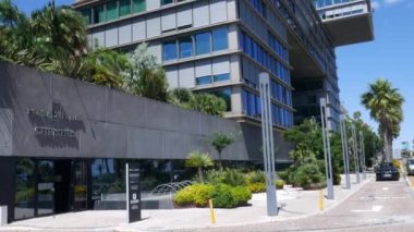 Cascais, Portekiz-Haziran 5:2019: aynı zamanda Tetris Building olarak bilinen Estoril sol Residence, Pan up Avenida Marginal üzerinde Cascais, Portekiz bulunan modern bir Kübizm bina