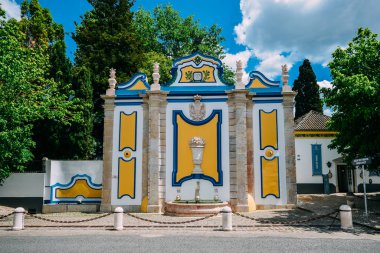 Azeitao köyünde Vintage ve renkli taş çeşme, Setubal, Portekiz