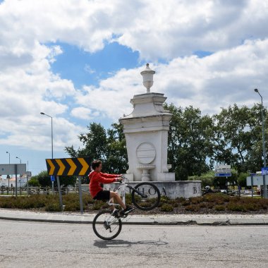 Setubal bölgesinde Azeitao 'da Bacalhoa Vineyard önünde kavşakla ilgili anıt, Portekiz Moscatel şarap ile ünlüdür