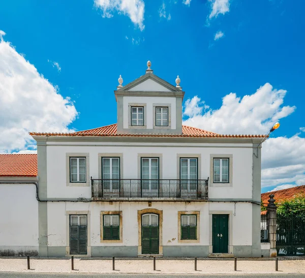Gevel van het huis in de traditionele Portugese architectuurstijl in het dorp Azeitao, Portugal — Stockfoto