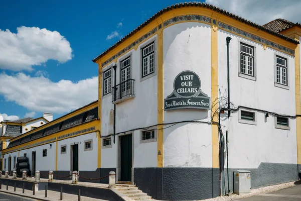 Accedi in inglese sulla facciata di costruzione della cantina Jose Maria da Fonseca ad Azeitao, Setubal, Portogallo, famosa per il suo vino Moscatel — Foto Stock