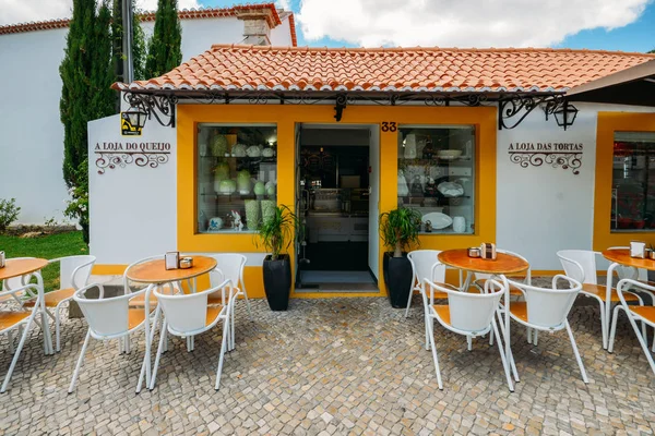 Tienda de venta de productos locales como pastel, queso y vino construido en la arquitectura tradicional portuguesa en el pueblo de Azeitao, Portugal —  Fotos de Stock