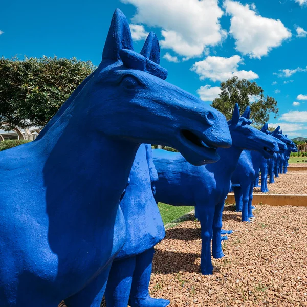 Φωτεινά μπλε κομμάτια του στρατού από τερακότα, που διακοσμούν ένα πάρκο στους αμπελώνες Bacalhoa στο Αζάιγάο, Πορτογαλία — Φωτογραφία Αρχείου
