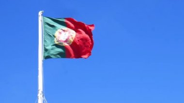 Rüzgar-yavaş hareket bir bayrak kutup çırpınan üzerinde Portekiz bayrağı izole