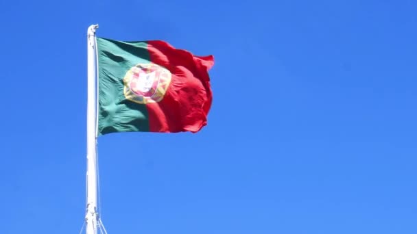 Izolátum zászlaja Portugália egy zászlórúd csapkodott a szél-lassú mozgás