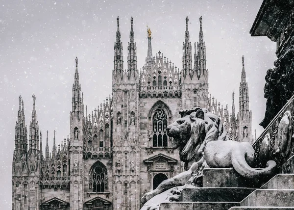 Sníh padá na Piazza del Duomo v Miláně, Lombardii, Itálii s Milánovou památkou v pozadí — Stock fotografie