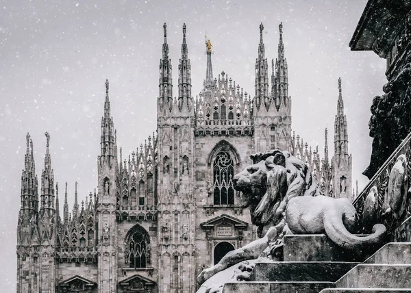 Milano'daki Piazza del Duomo'da kar yağıyor, Lombardiya, İtalya, Milano'nun simge katedrali arka planda