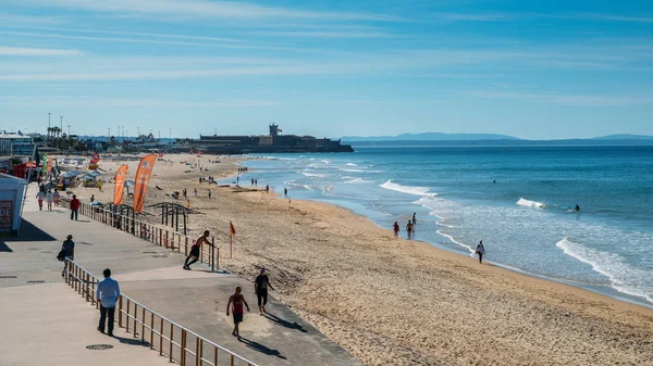 Lizbon yakınlarındaki Carcavelos plajında insanların yüksek bakış açısı görünümü, Portekiz