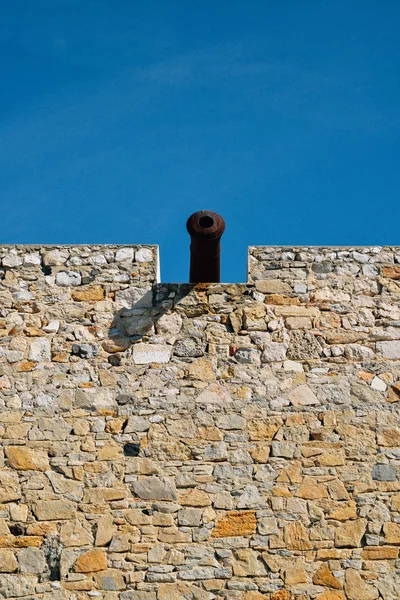 War cannon on a castle wall overlooking a narrow sea with copy space — Stock Photo, Image