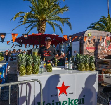Adam Cascais, Portekiz müşterilerine ananas kokteyl örnekleri sunuyor