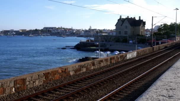 Combios de Portugal trein passeert de idyllische kustlijn van Cascais, Portugal — Stockvideo