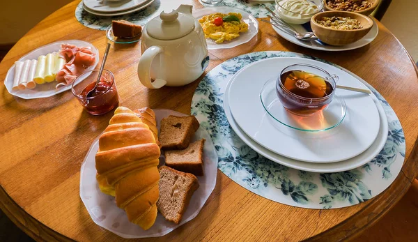 Mesa de pequeno-almoço com variedade de alimentos e bebidas — Fotografia de Stock