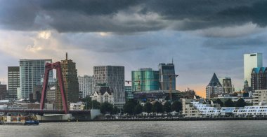 Rotterdam şehir merkezi, Maas Nehri'nden Hollanda silueti