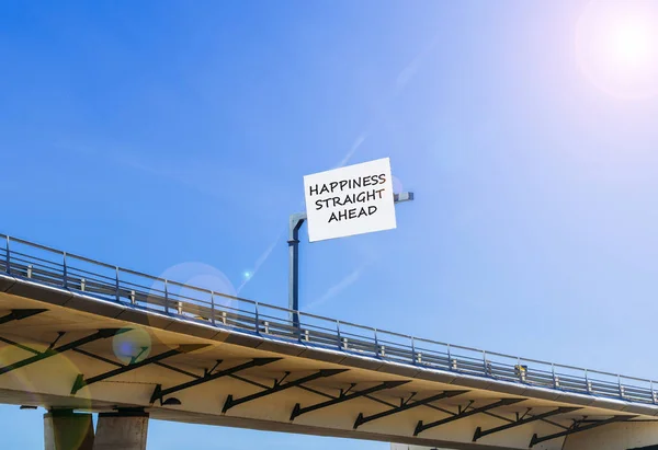 Positiviteit geluk vooruit bericht geschreven op Highway viaduct Billboard — Stockfoto