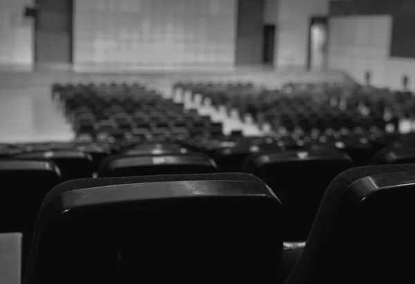 Selective perspective view towards empty audience seats and stage — Stock Photo, Image