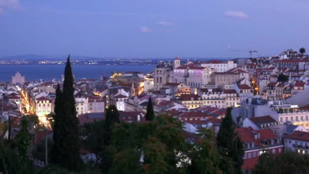 Νύχτα του αστικού τοπίου με θέα στο κέντρο της πόλης, Λισαβόνα, Πορτογαλία — Αρχείο Βίντεο