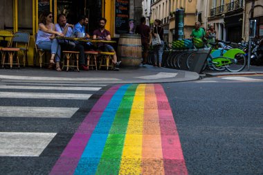 Paris'in Le Marais semtinde yaya geçidinde eşcinsel renklere boyanmış yaya bölgesi