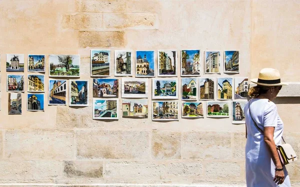 Estampados en venta en una pared en París, Francia — Foto de Stock