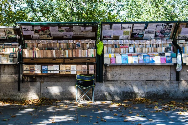 Quai de Montebello, a bouquiniste bookeller állomás udenr az árnyékok a fák. Vaszto Attila — Stock Fotó