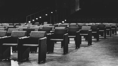 Kapalı bir performans salonunda veya sinemada boş seyirci koltuğuna doğru seçici bakış açısı görünümü