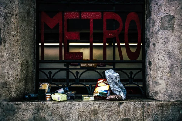 Géneros alimentícios ao lado de um sinal de metro em Paris - tema dos sem-abrigo — Fotografia de Stock