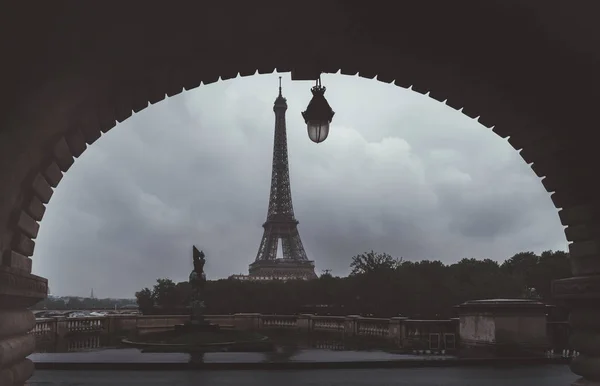 Tour Eiffel Paris uniquement encadrée par l'arche en béton du pont Bir-Hakeim - couleurs d'art sourdes — Photo