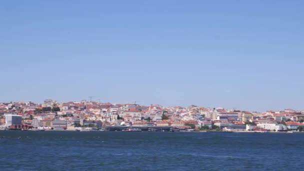 Μετατόπιση του κέντρου της πόλης της Λισαβόνας, Πορτογαλία από τον ποταμό Τάγο αιχμαλωτίστηκε από ένα φέρι — Αρχείο Βίντεο