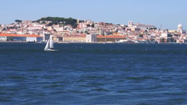 Το κέντρο της πόλης της Λισαβόνας, η Πορτογαλία από τον ποταμό Τάγο αιχμαλωτίστηκε από ένα πορθμείο — Αρχείο Βίντεο