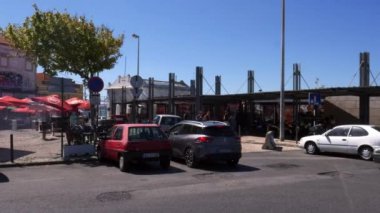 Cacilhas feribot terminalinin genel panning, Almada, Portekiz restoran terasları ile yakın