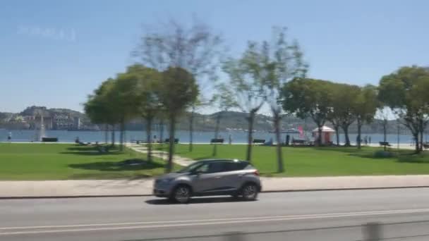 POV tågresa i staden Lissabon, fönster utsikt längs Tagus River på en vacker solig dag. — Stockvideo