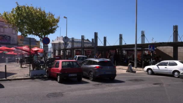 Panorama general de la terminal de ferry en Cacilhas, Almada, Portugal con terrazas de restaurantes cerca — Vídeo de stock