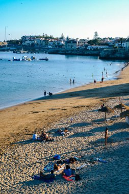 Lizbon yakınlarındaki Cascais Boş kumlu Conceicao plaj, gün batımında yaz aylarında Portekiz