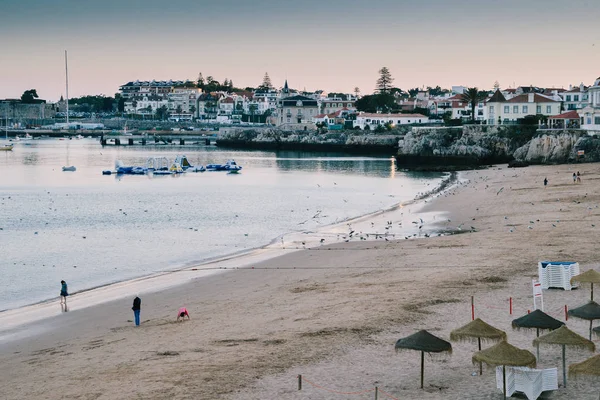 Praia de Conceicao vazia e arenosa em Cascais, perto de Lisboa, Portugal, durante o Verão ao pôr-do-sol — Fotografia de Stock