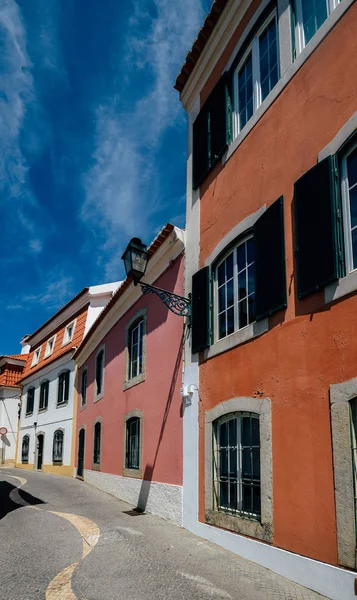 Cascais, Portugália színes keskeny házak a történelmi belvárosban — Stock Fotó